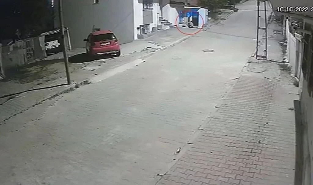 Arnavutköy'de beğendiği ayakkabıyı çalmak için geri döndü