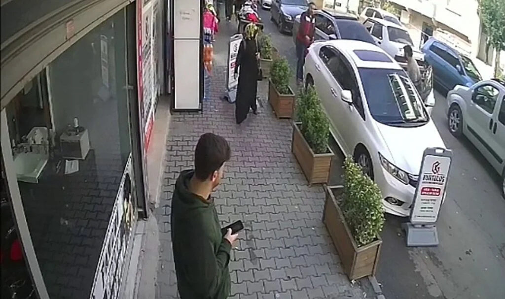 Arnavutköy’de park kavgasında silahlar konuştu 1’i çocuk 2 kişi yaralanarak hastaneye kaldırıldı