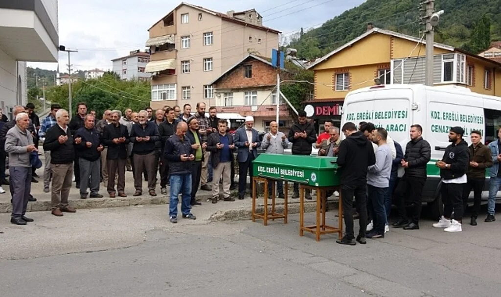 Asansörden düşerek ölen yaşlı adam toprağa verildi