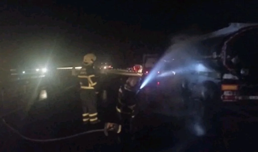 Asfalt yüklü tanker seyir halindeyken alev aldı