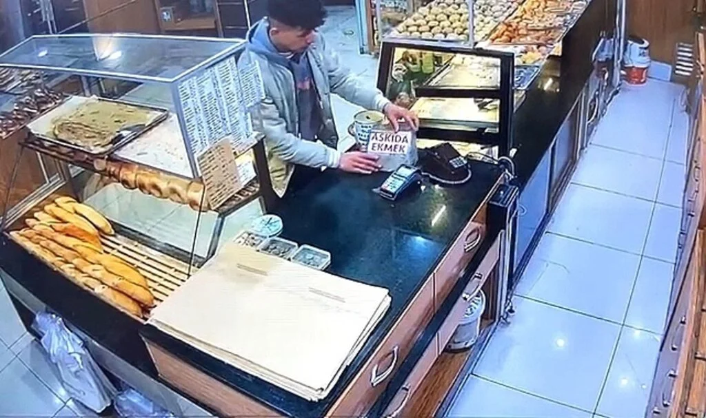 'Askıda ekmek' kumbarasını çalan şüpheli kameraya yansıdı