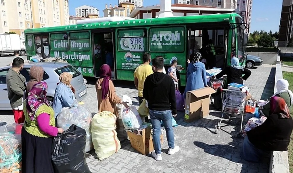 Atığını getiren harçlığını alıp gidiyor