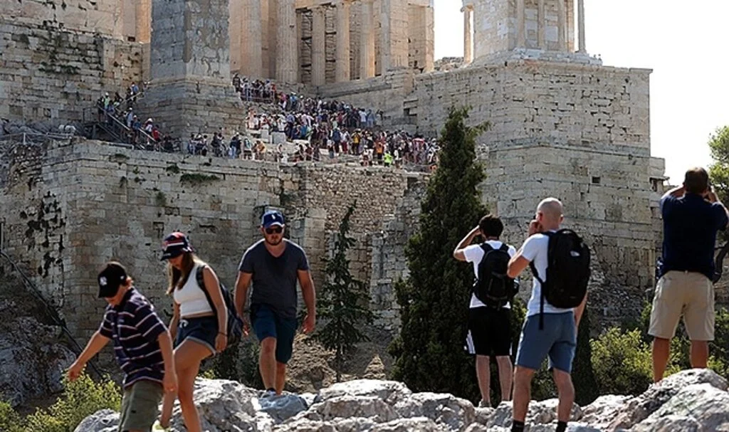 Atina’da bir kadın Akropolis’teki kayalıklardan düşerek hayatını kaybetti
