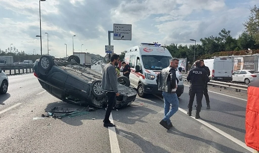 Avcılar E-5’te otomobil takla attı: 4 kişi yaralandı, yol trafiğe kapandı