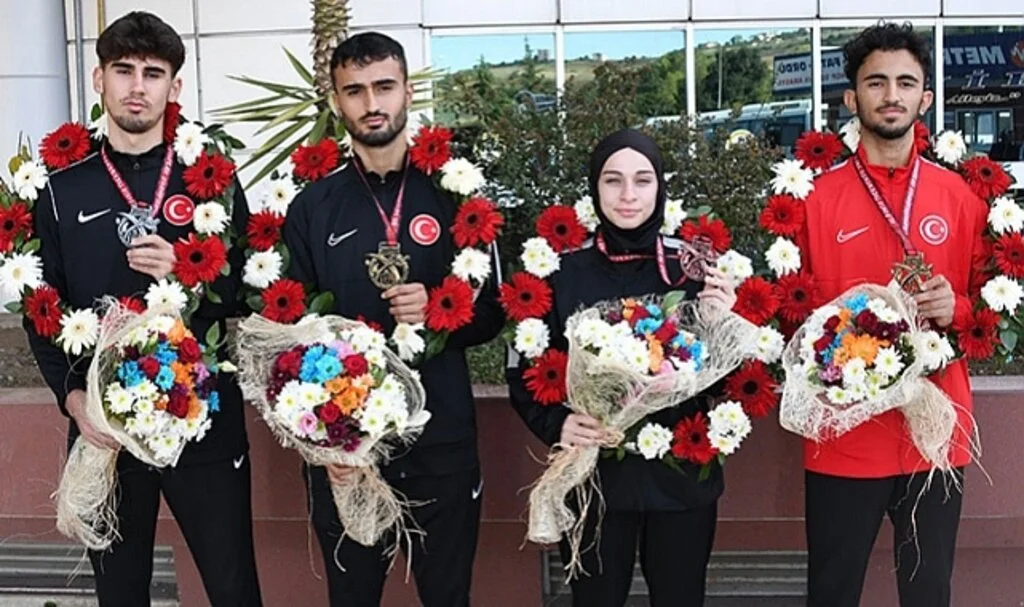 Avrupa Taekwondo Şampiyonası'nda büyük başarılar elde eden milli sporcular çiçeklerle karşılandı