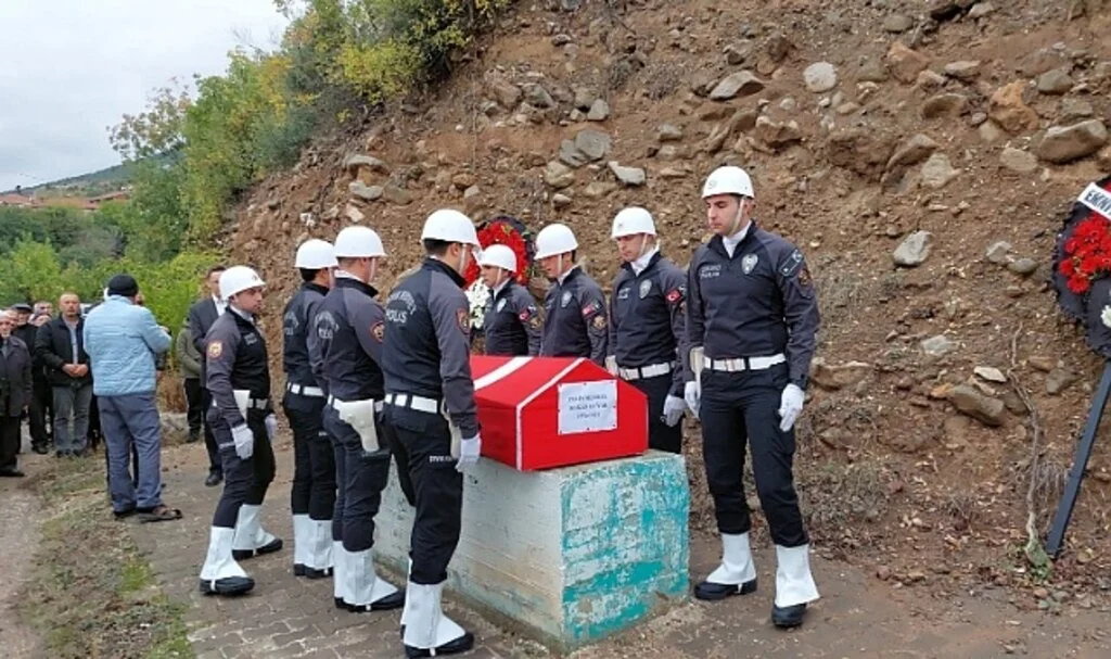 Ayvalık’ta beyin kanaması nedeniyle hayatını kaybeden polis memuru memleketinde toprağa verildi