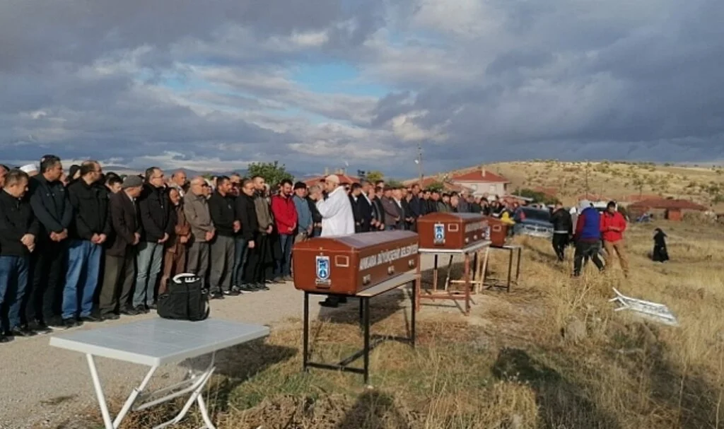 Babaları tarafından katledilen iki kardeş ve anneleri son yolculuğuna uğurlandı
