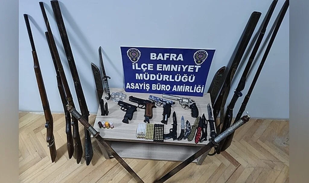 Bafra’da ruhsatsız tabanca, tüfek ve hassas terazi ele geçirildi
