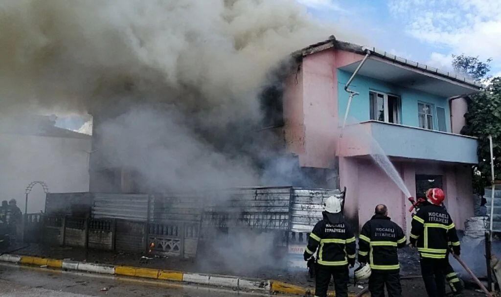 Bahçede çıkan yangın iki katlı eve sıçradı