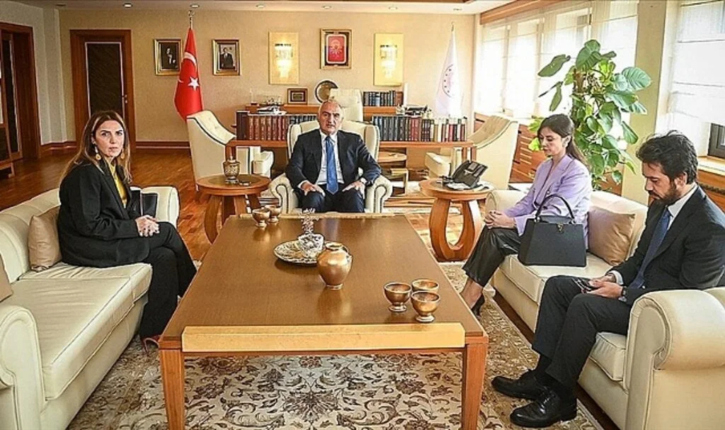 Bakan Ersoy, öldürülen müzisyen Onur Şener'in kardeşiyle bir araya geldi