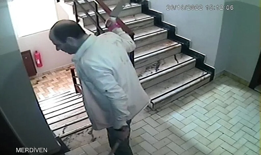 Bakırköy’de elinde kılıç ve satırla insanlara saldıran avukat gözaltına alındı
