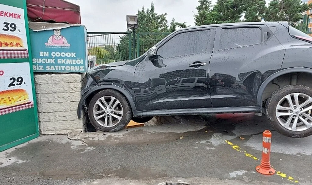 Bakırköy’de kontrolden çıkan araç büfeye daldı