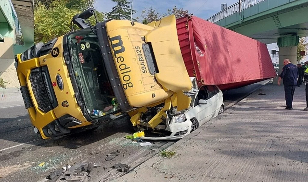 Bakırköy’de köprüye çarpan tır otomobilin üstüne devrildi: 1 yaralı