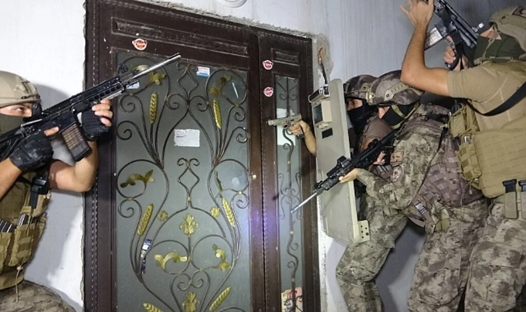 Banka güvenlik görevlisine saldıran 3 şahıs tutuklandı