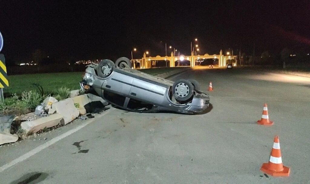Bankete çarpan araç takla attı: 3 yaralı