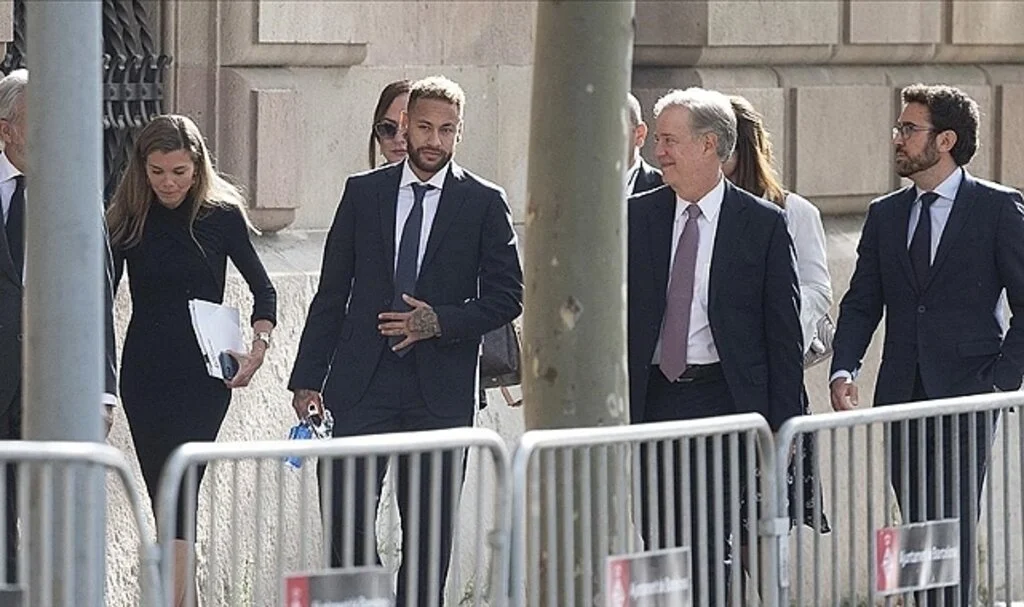 Barcelona'ya transferiyle ilgili hapis cezası istenen Neymar, mahkemede ifade verdi