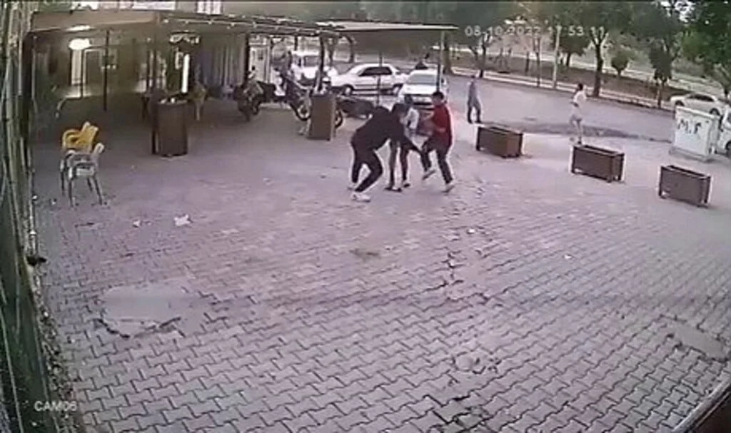 Barışmak için buluştuğu arkadaşını tabancayla vurduğu anlar kamerada