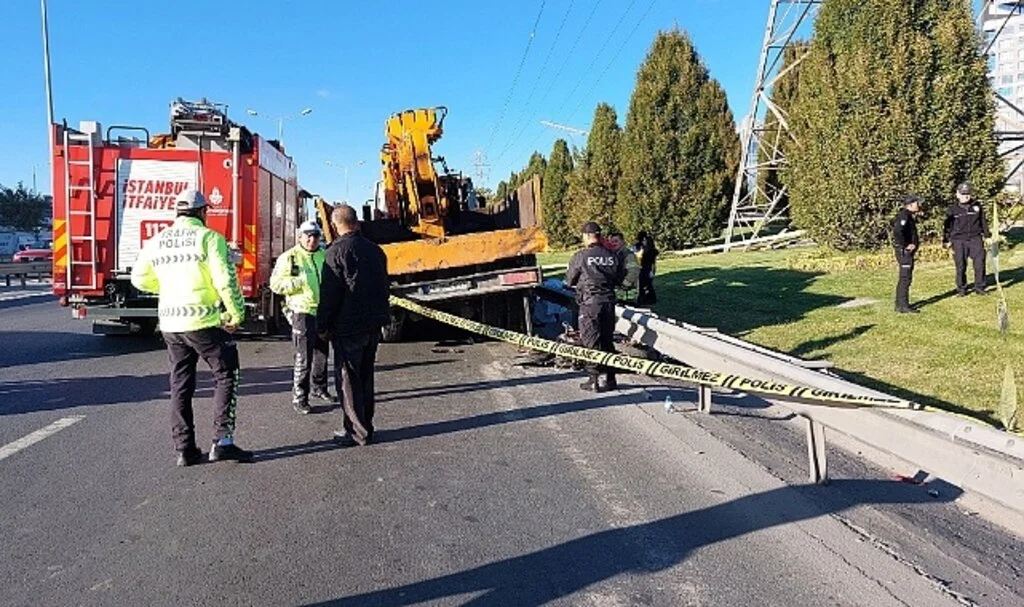 Bariyer ile çekici arasında kalan motokurye feci şekilde can verdi