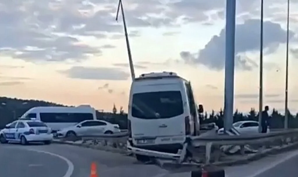 Bariyere çarpan servis aracının sürücüsü yaralandı