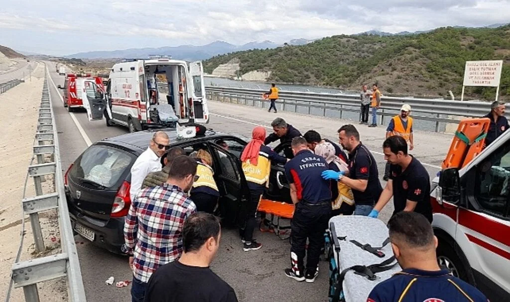 Bariyerlere çarpan otomobilde bulunan 2 kişi yaralandı