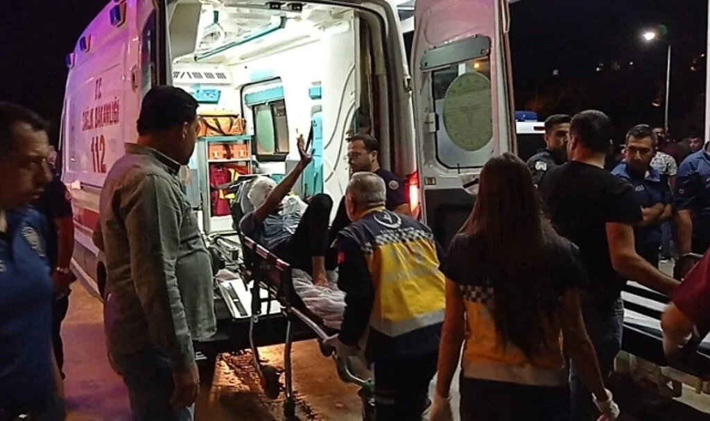Başından vuruldu, el sallayarak ambulansa bindi