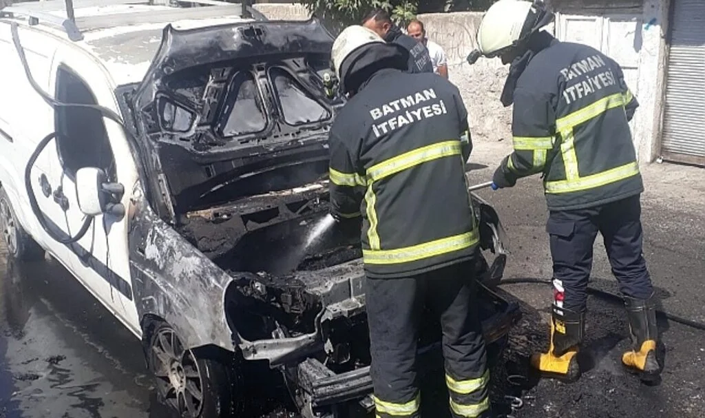 Batman’da bakkala giden sürücü döndüğünde aracını yanarken buldu
