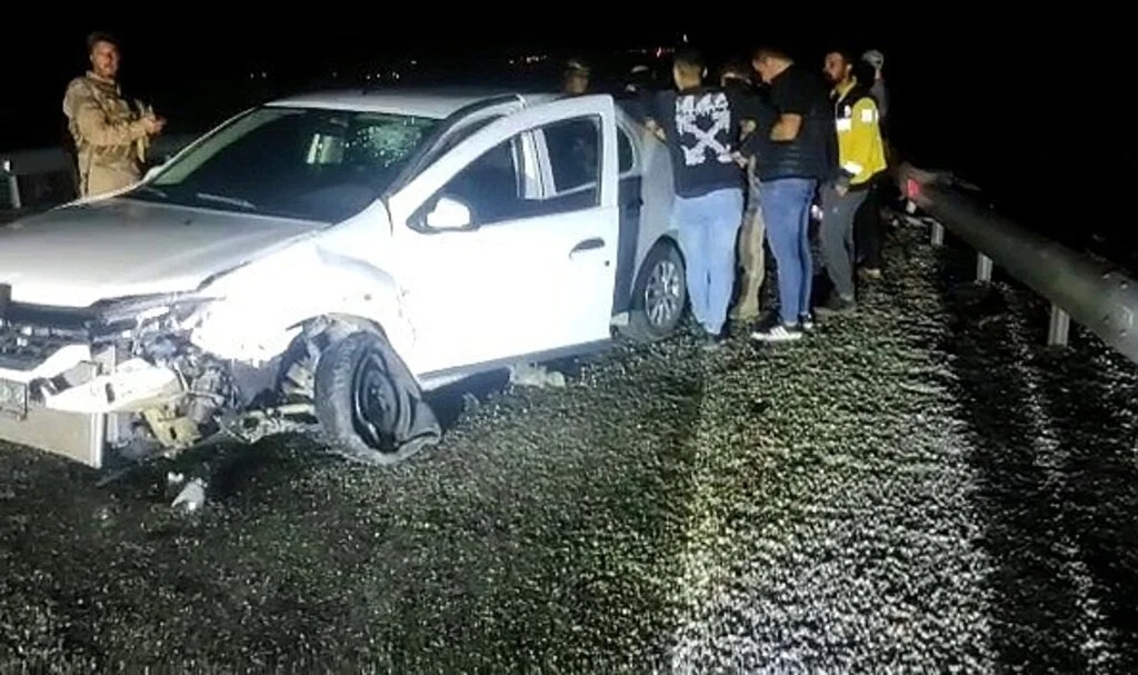 Batman’da otomobil bariyerlere çarparak durdu: 3 yaralı