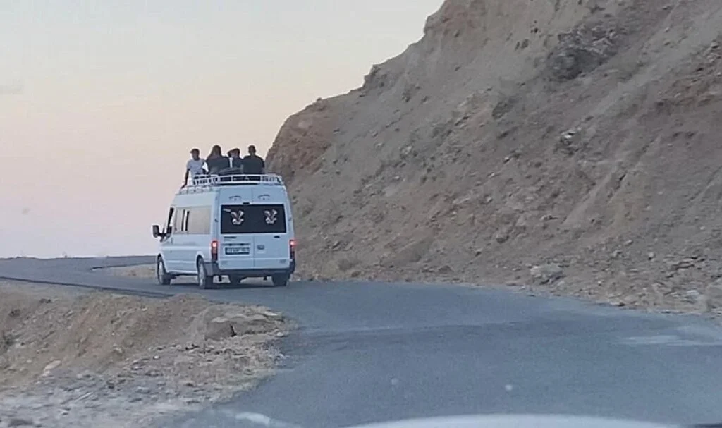 Batman’da tehlikeli yolculuk: 10 kilometre boyunca canlarını hiçe saydılar