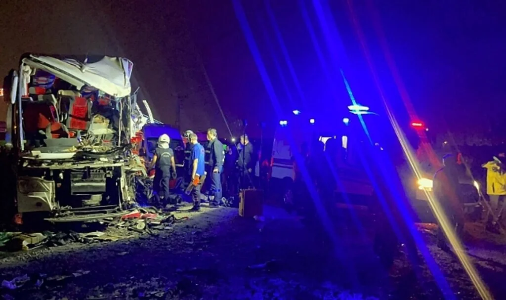 Batman’da trafik kazası 1 kişi hayatını kaybetti, 22 kişi yaralandı.