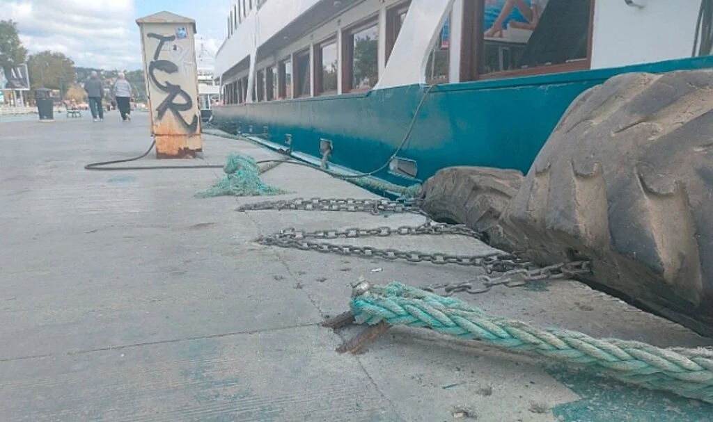Bebek Sahili'ndeki akıl almaz kaza kameraya yansıdı: Motosikletli gençler denize uçtu