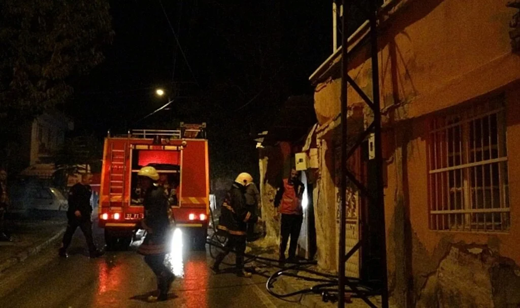 Benzinle tutuşturulmak istenen soba evi yaktı, 3 kişi dumandan etkilendi