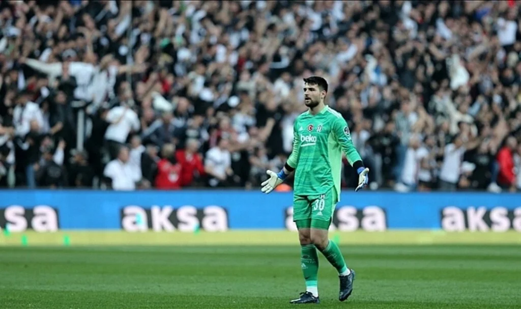 Beşiktaş kaleci Ersin Destanoğlu ile sözleşme yeniledi