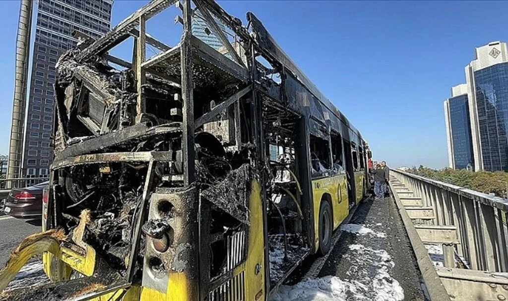 Beşiktaş'ta İETT otobüsü yanarak kullanılamaz hale geldi