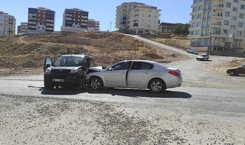 Besni’de trafik kazası: 2 yaralı