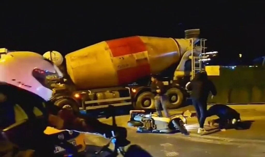Beton mikserinin şoförü motosikletteki iki kişiyi tekme tokat dövdü