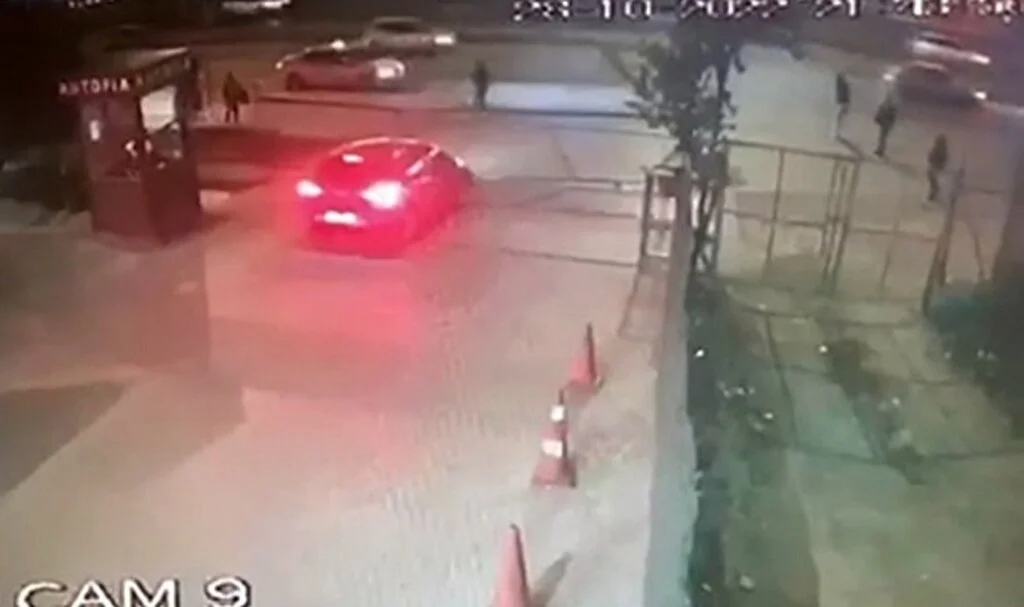 Beylikdüzü’nde ilginç kaza: Otomobil sürgülü kapıya vurdu, 3 kişi yaralandı
