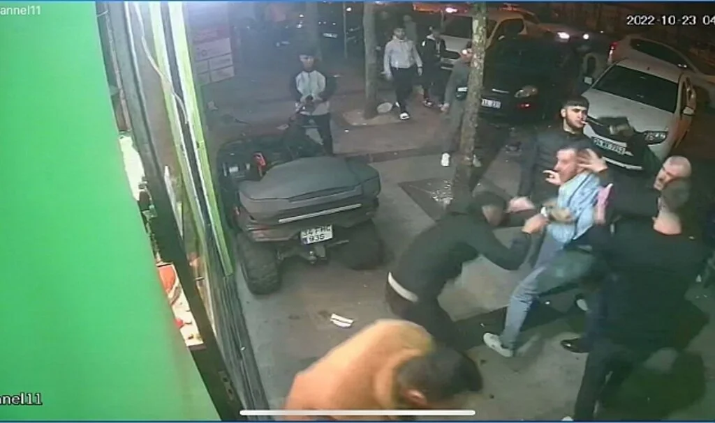 Beyoğlu’nda 10 kişilik grup çiğköftecide dehşeti yaşattı
