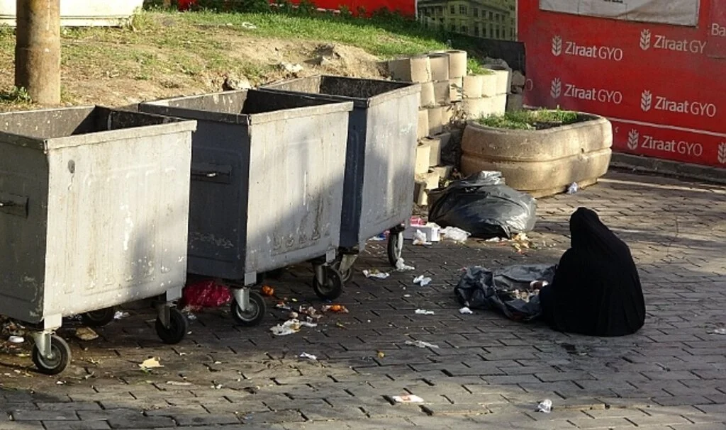 Beyoğlu’nda zabıtayı isyan ettiren olay: Vatandaş yakalanan dilenciye para verdi