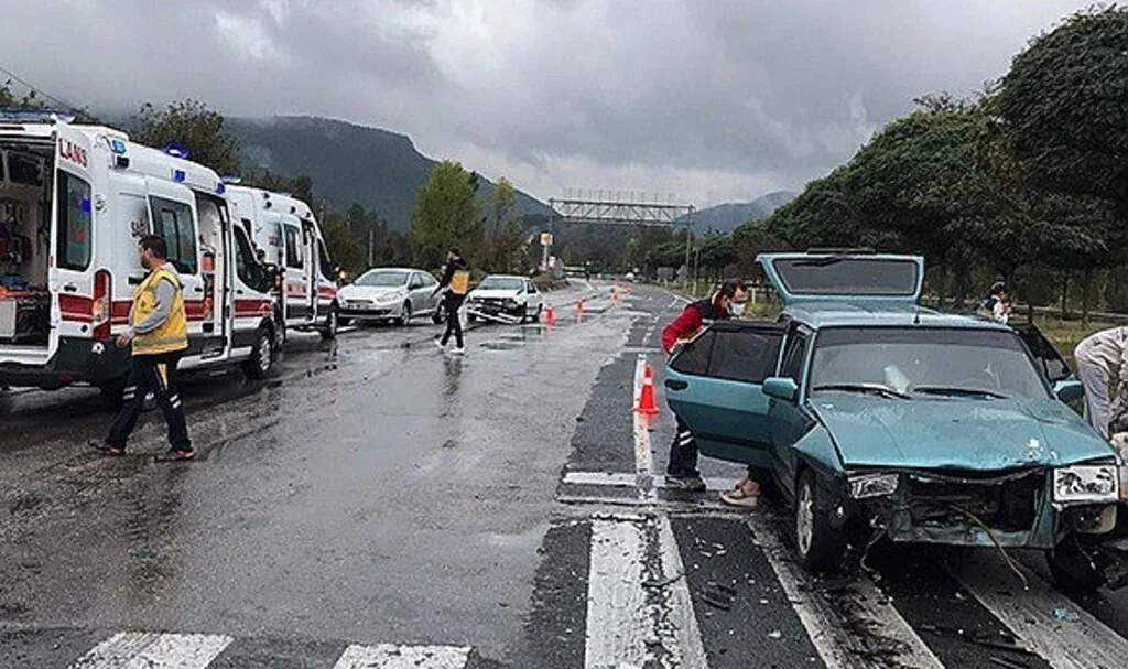 Bilecik'te aynı mevkide 2 dakika arayla meydana gelen kazada 5 kişi yaralandı