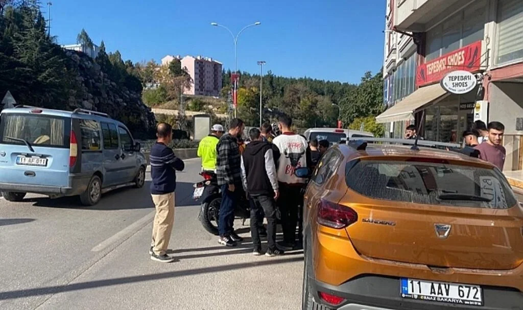 Bilecik’te motosiklet yayaya çarptı: 2 yaralı