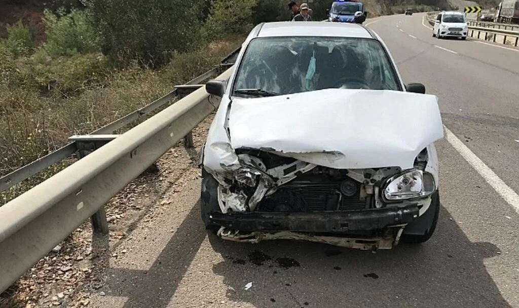 Bilecik’te otomobil bariyerlere çarptı: 1 yaralı
