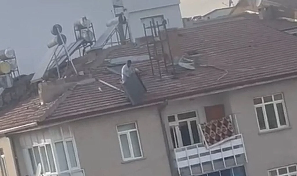 Binanın çatısından güneş panelini aşağı attı, vatandaşların canını hiçe saydı