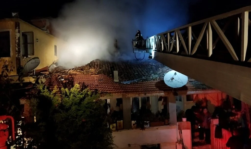 Bir evde başlayan yangın diğerine de sıçradı