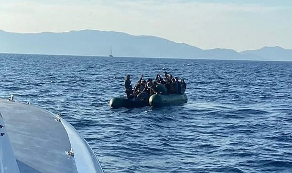Bir lastik botta 30 düzensiz göçmen kurtarıldı