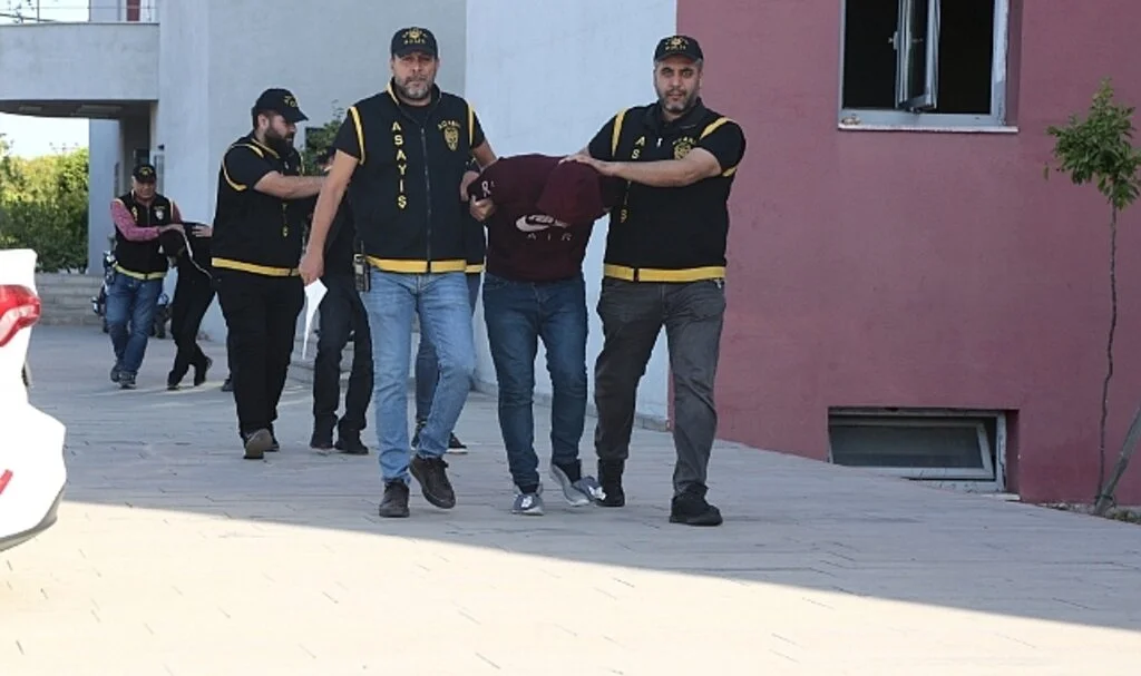 Bir şahsı sokak ortasında soyup yüzünü jiletle kesen 3 kişi tutuklandı