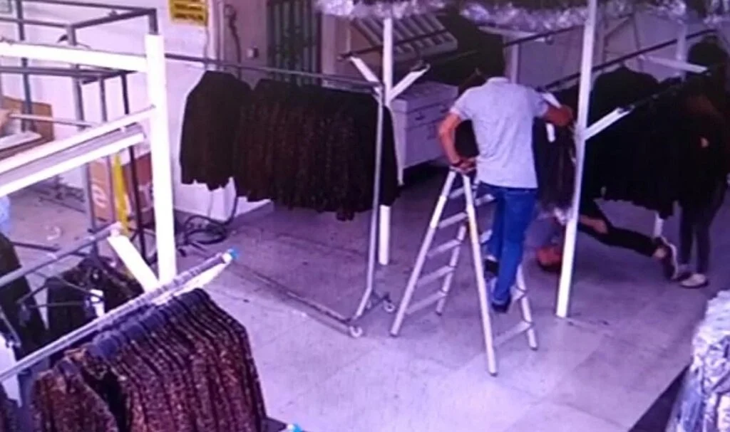 Boynunun üstüne düşen genç hayatını kaybetti