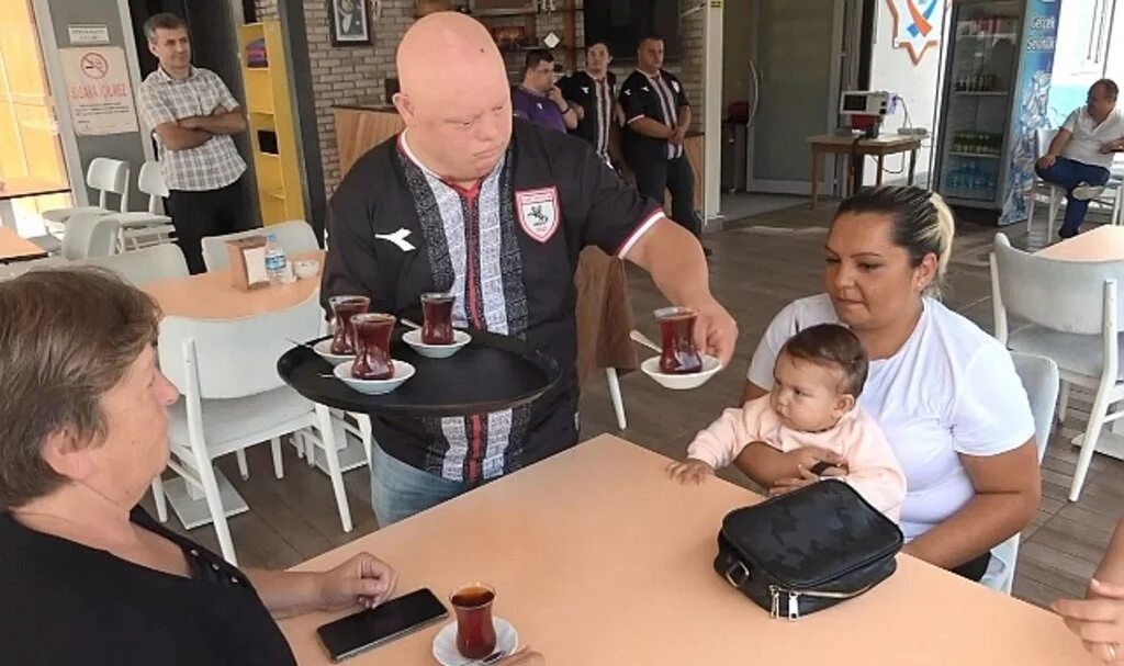 Bu kafede sadece down sendromlular çalışıyor