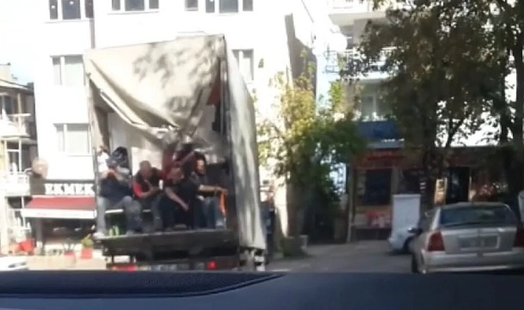 Bursa’da kamyonet kasasında tehlikeli yolculuk kameralarda