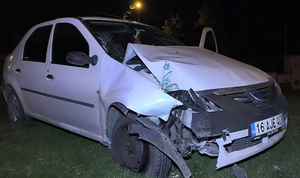Bursa’da kontrolden çıkan araç bariyerlere çarptı