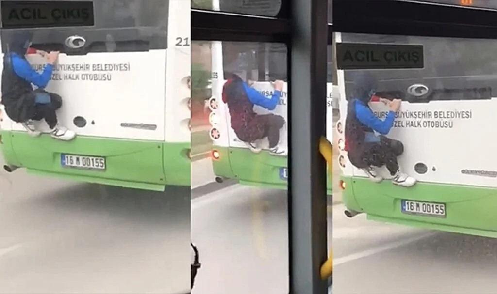 Bursa’da otobüse asılan örümcek çocuk kameraya yansıdı